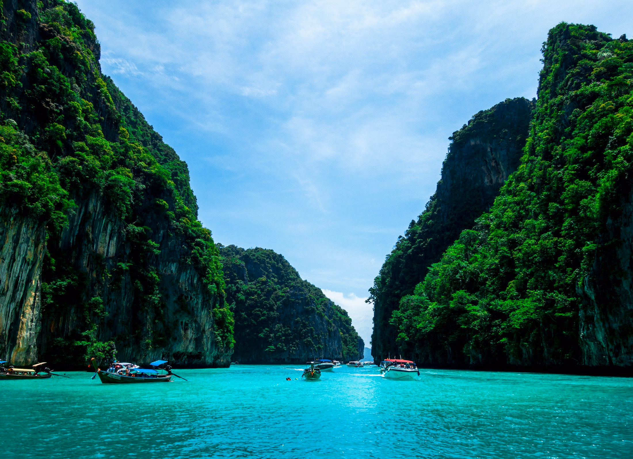 Turquoise water and limestone cliffs in southern Thailand